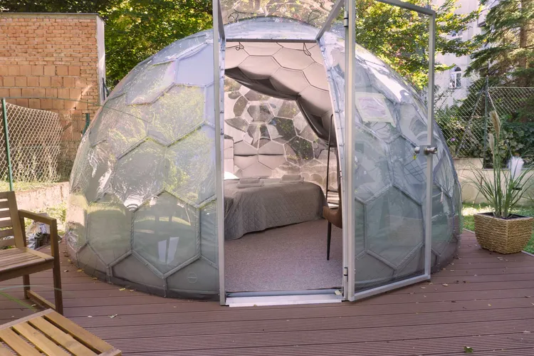 Die Glamping-Kuppel im Garten des Hotel Klimt