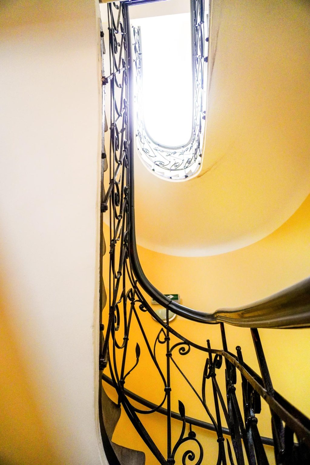 Das goldgelbe Treppenhaus im Hotel Klimt