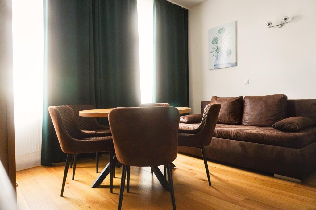 Gemütlicher Wohnbereich in einem Klimt Apartment